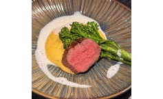 Teres Major mit Polenta, wild Brokkoli und Parmesan-Schaum 