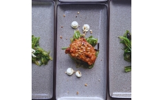asiatisch mariniertes Kachelfleisch  mit Wakame  Wasabi-Creme  und Panko-Crunch 