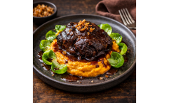 Ochsenbäckchen auf Kürbispüree mit Rosenkohlblättern 