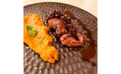 Onglet an Süßkartoffelpüree und Confit von der roten Zwiebel