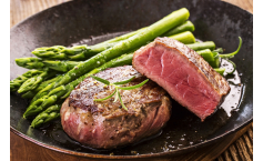 Filetsteak Medallions mit weißem und grünem Spargel