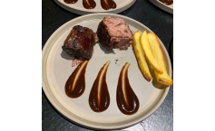 US Short Ribs mit BBQ Sauce und Steakhouse Pommes Frites