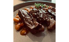 Skirt Steak auf Bud Spencer Gedächtnisbohnen (Baked Beans)