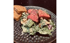 Teres Major auf Sommersalat mit Pinienkernen und Parmesan