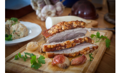 Knuspriger Schweinebraten im eigenen Saft