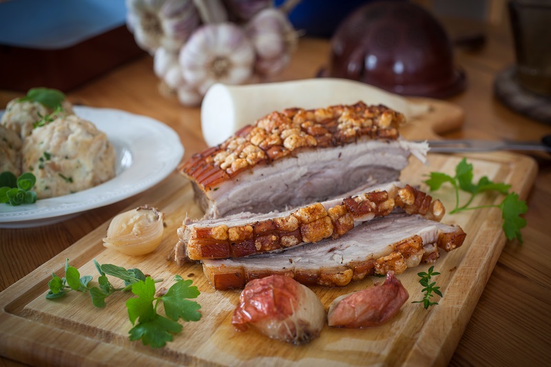 Knuspriger Schweinebraten im eigenen Saft