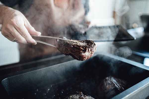 Ochenbaeckchen werden angebraten