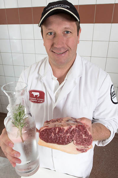 Metzgermeister Dirk Ludwig mit Aqua Aged Beef