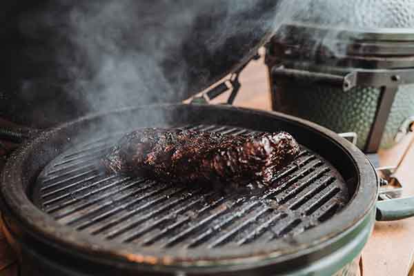 Eine Rinderbrust von DER LUDWIG liegt auf dem Grill und wird als Brisket zubereitet