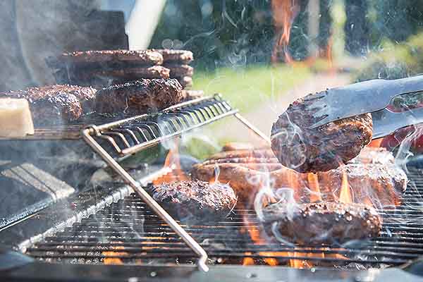 Burger werden auf dem Grill zubereitet