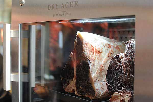 Dry Ager DX 500 gefüllt mit Fleisch 