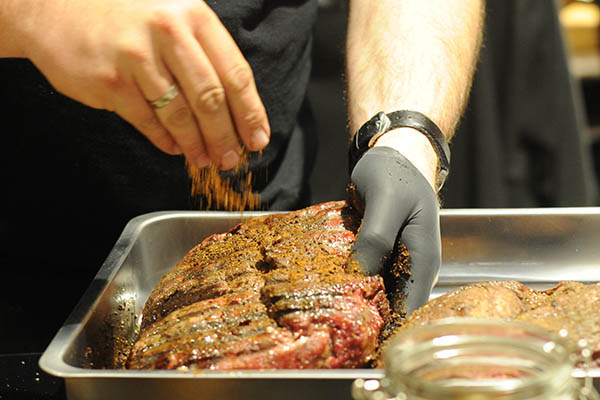 Fleisch wird vor der Zubereitung mit einer Gewürzmischung gewürzt