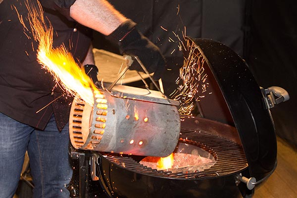 Holzkohlegrill für indirekte und direkte Hitze vorbereiten