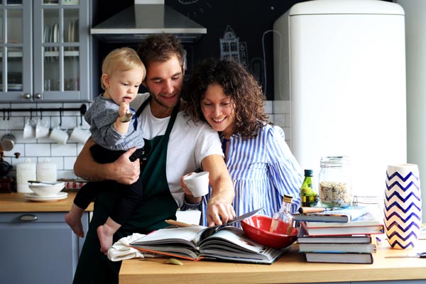 Eine Familie kocht gemeinsam in der Küche