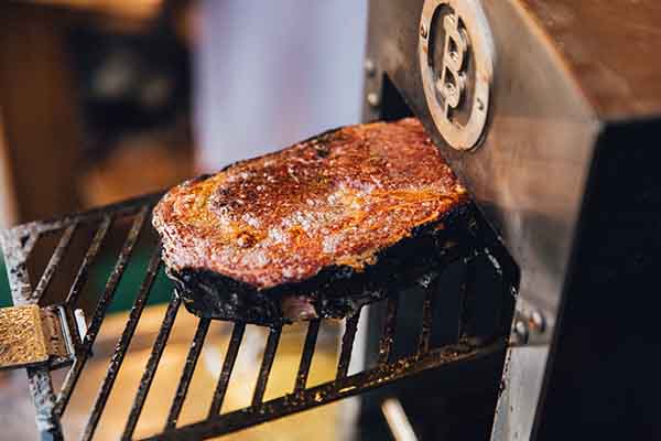 Steak auf dem Oberhitzegrill