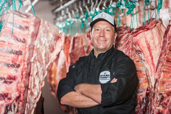 Fleischermeister und Fleischsommelier Dirk Ludwig in der Carnothek