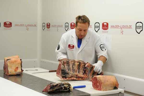 Dirk Ludwig beim Zerlegen eines Dry Aged Rinderrückens