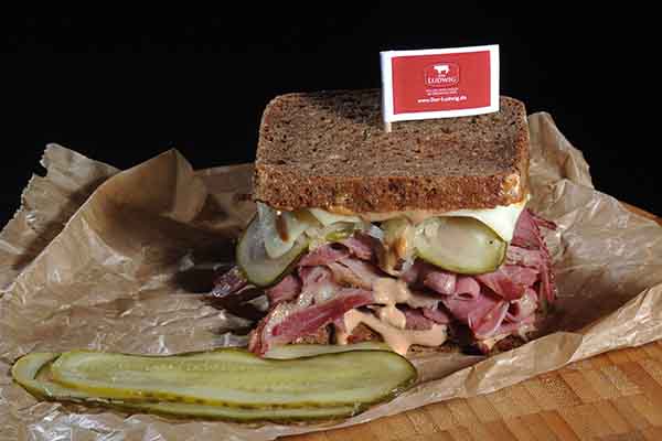 Klassisches Reuben Sandwich mit Roggenbrot