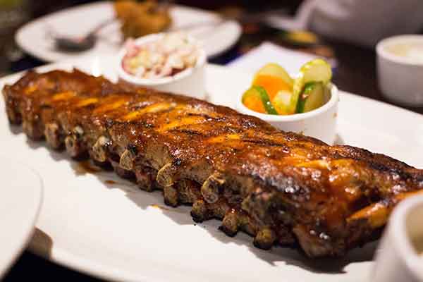 Spareribs sind nach der Zubereitung auf einem Teller angerichtet