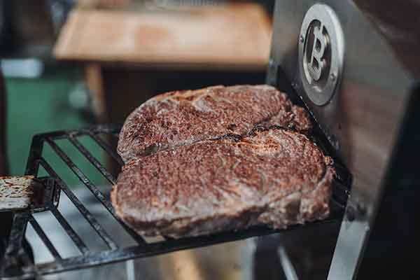 Nach dem Garen werden Röstaromen mit dem Beefer erzeugt