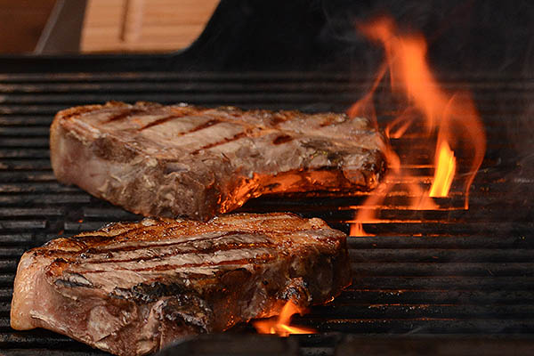 Dry Aged Steaks auf dem Grill