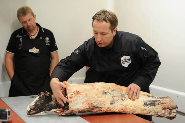 Dirk Ludwig erklärt die Zerlegung eines Dry Aged Rinderrückens