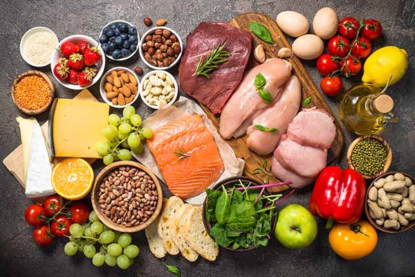 Augewogene Ernährung aus Fleisch, Fisch und Gemüse ist wichtig
