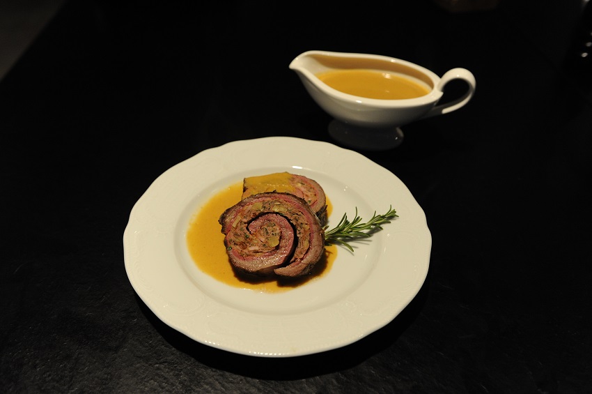 Gefüllte Fesstagsroulade vom Flanksteak Gefüllte Festtags-Roulade vom Flanksteak, angerichtet auf dem Teller.