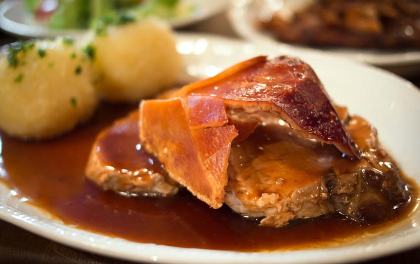 „Krustenbraten mit Dunkelbiersoße“ Foto von Takeaway 