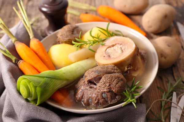 Fleischbrühe kochen - Fleisch, Gemüse und Kräuter