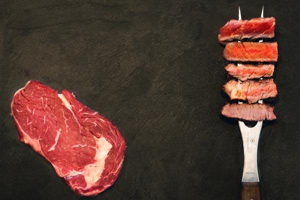 Verschiedene Garstufen des Steaks dargestellt an einem Steak