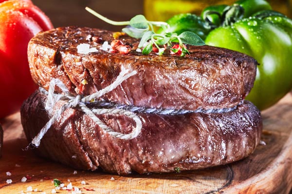 Dry Aged Rinderfilet zubereitet mit Kräutern und Gewürzen