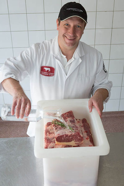 Metzgermeister Dirk Ludwig bei der Herstellung von Aqua Aged Beef