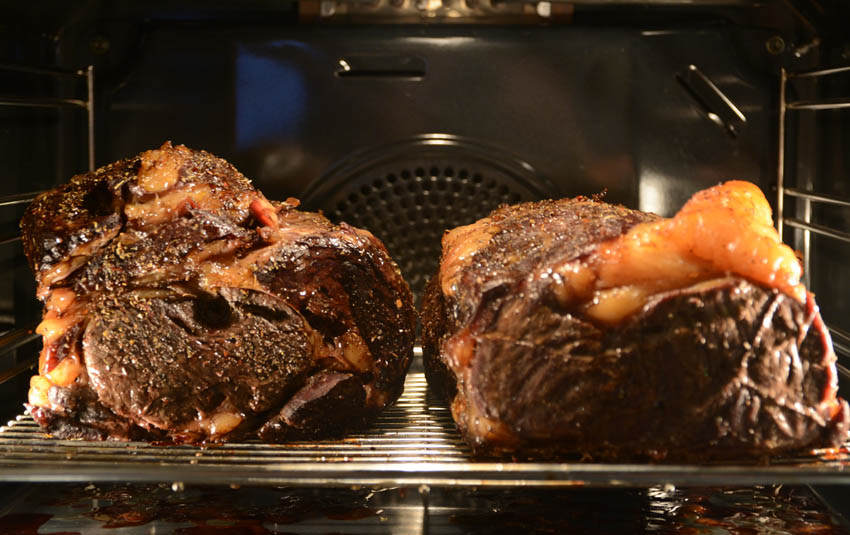 Zwei Roastbeefs im Ofen, dank Niedrigtemperatur Garen gelingen sie auf den Punkt, saftig und lecker